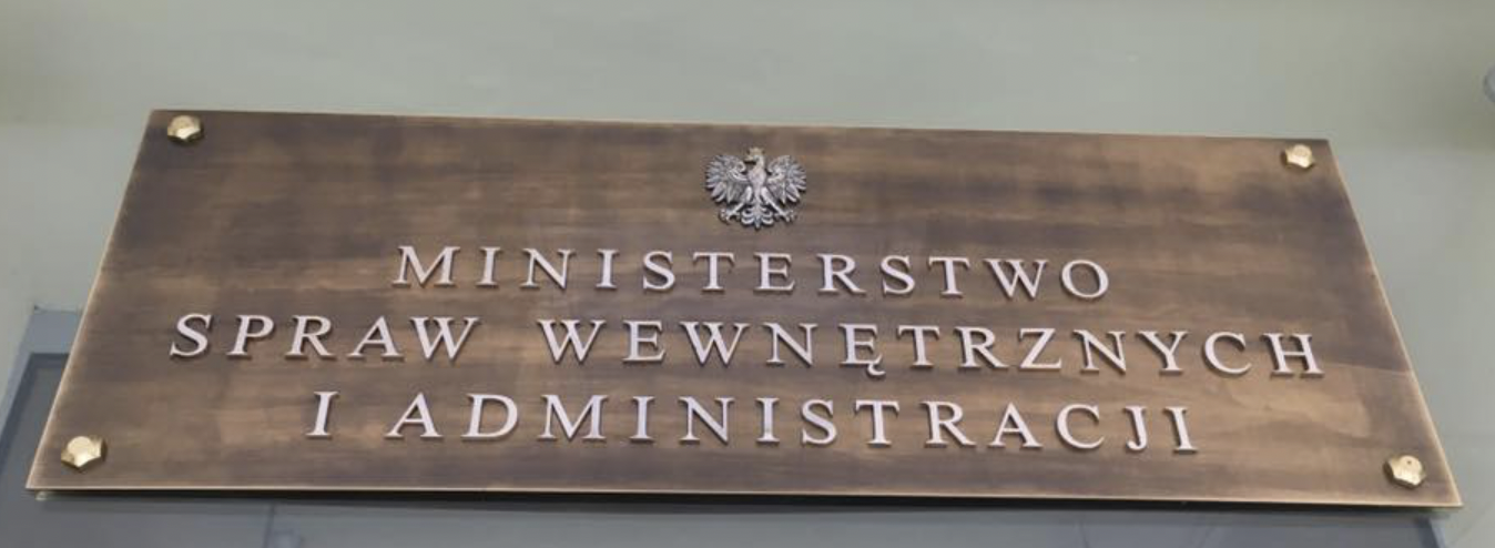 Na zdjęciu tablica z napisem Ministerstwo Spraw Wewnętrznych i Administracji